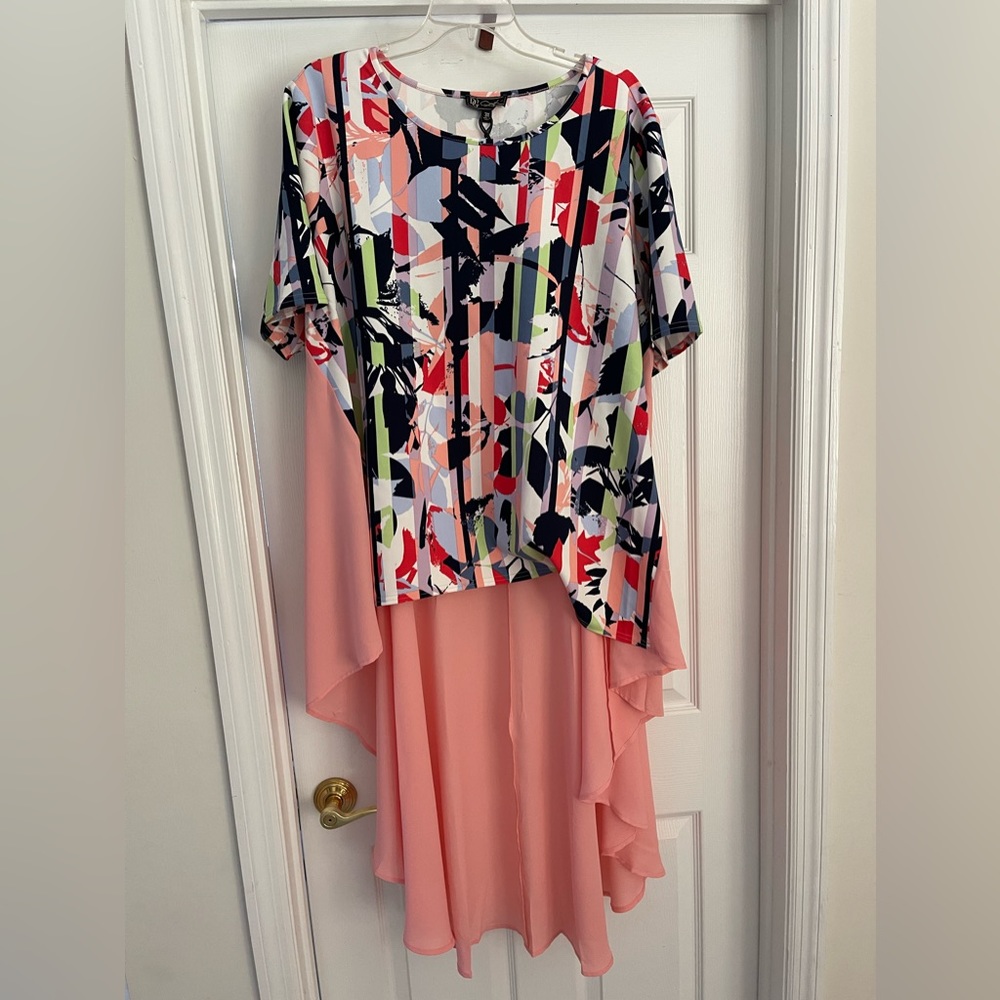 DIANE GILMAN MULTI-COLOR HI-LOW SHORT SLEEVE BLOUSE.